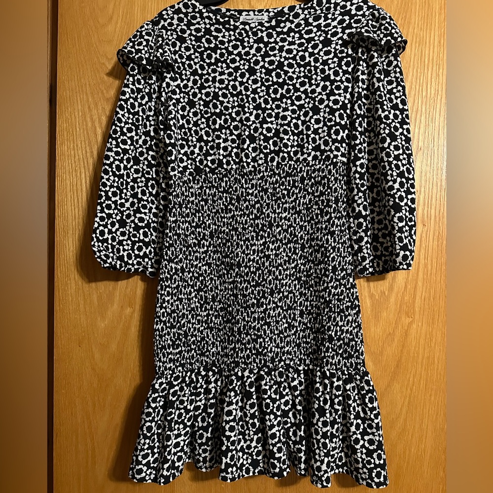 Beautiful black & White dress size Medium.